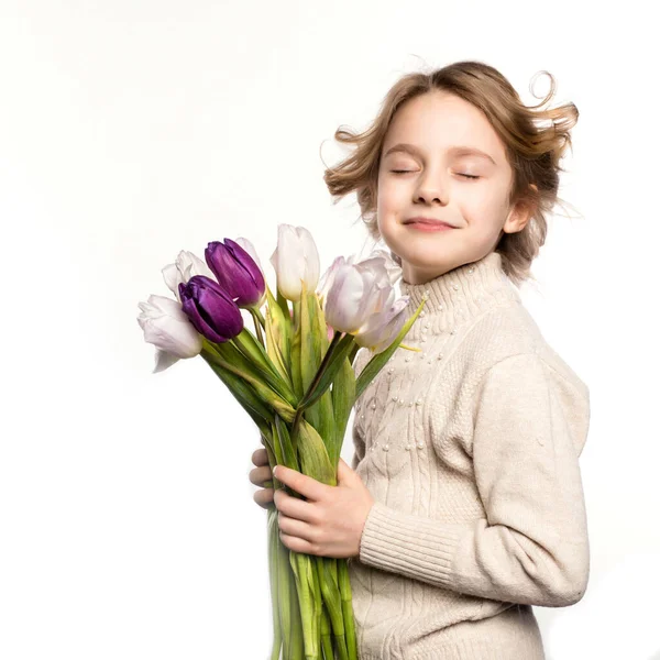 Dziewczynka z bukietem tulipanów. — Zdjęcie stockowe