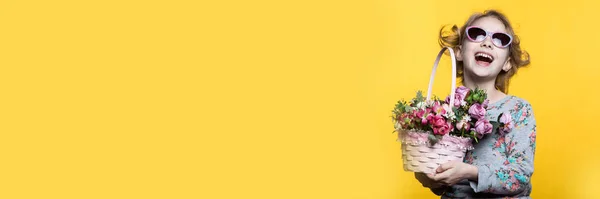 Niña sonrisa con flores en la cesta . —  Fotos de Stock