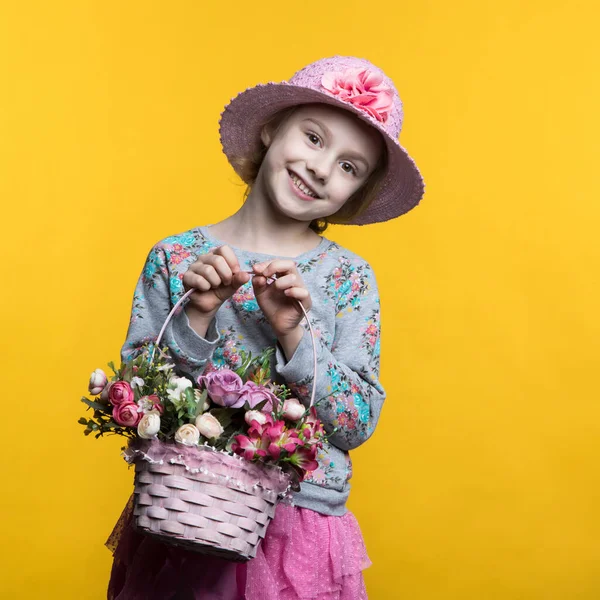 Niña sonrisa con flores en la cesta . —  Fotos de Stock