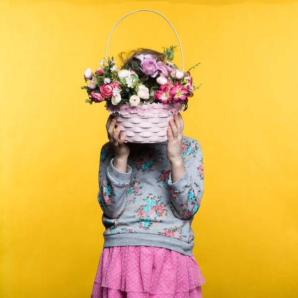 Niña sonrisa con flores en la cesta . —  Fotos de Stock