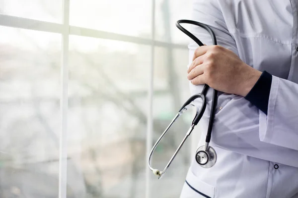 Doctor man over blue hospital background — Stockfoto