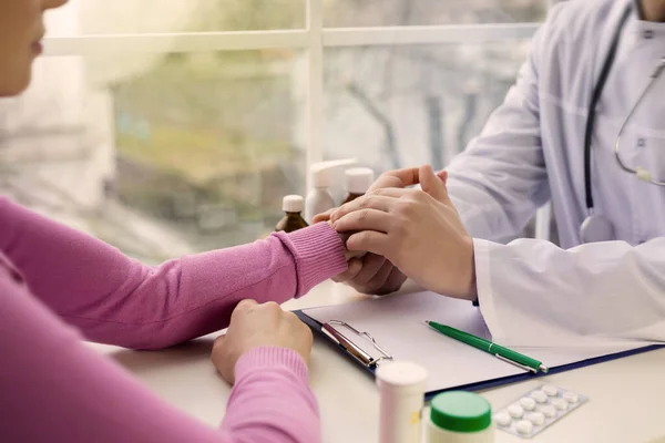 Erkek doktor elleri kadının elini tutuyor. — Stok fotoğraf