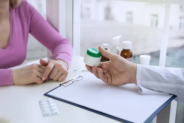 Médico de perto prescreve medicamento a um paciente — Fotografia de Stock