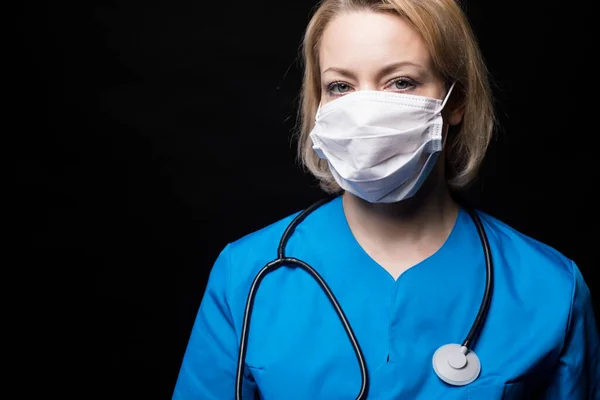 Porträtt av läkare kvinna över svart bakgrund. — Stockfoto