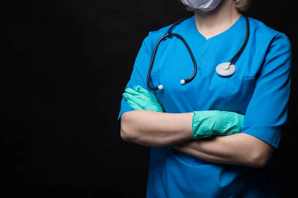 Retrato de médico mulher sobre fundo preto . — Fotografia de Stock