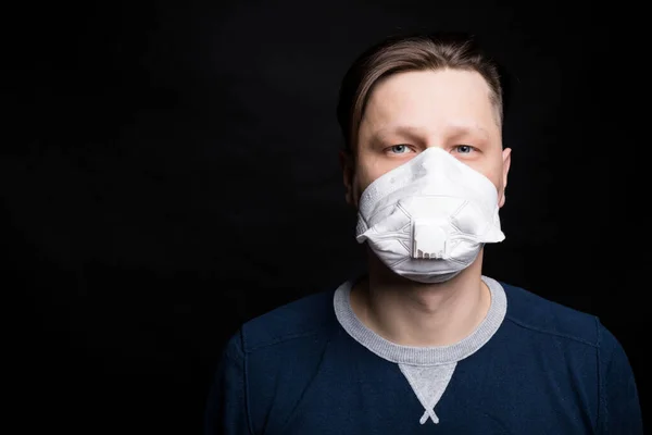 Stoppa infektion med coronavirus. Mannen i masken. — Stockfoto