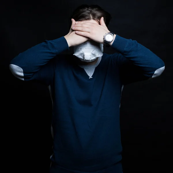 Zastavte koronavirovou infekci. Muž v masce.. — Stock fotografie