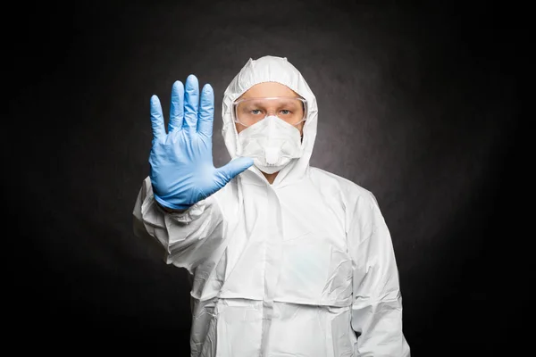 Έννοια μόλυνσης από ιό ασφαλείας. Άνδρας με προστατευτική στολή — Φωτογραφία Αρχείου