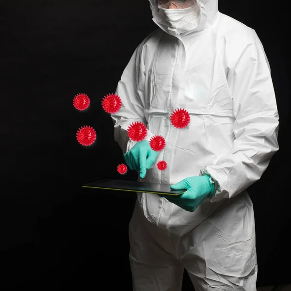 Un homme en combinaison de protection surveille la propagation du coronovirus . — Photo