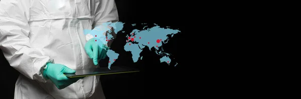 Muž v ochranném obleku monitoruje šíření koronoviru.. — Stock fotografie