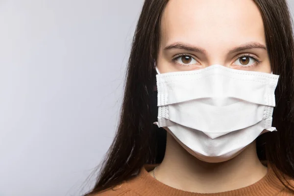Stoppt die Coronavirus-Infektion. Das Mädchen in der Maske. — Stockfoto