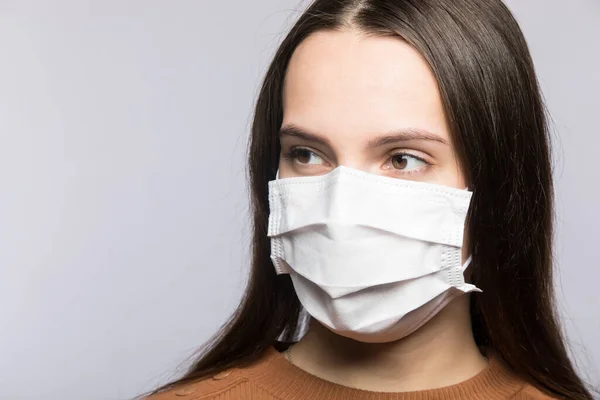 코로나 바이러스 감염을 멈춰. 마스크를 쓴 소녀. — 스톡 사진