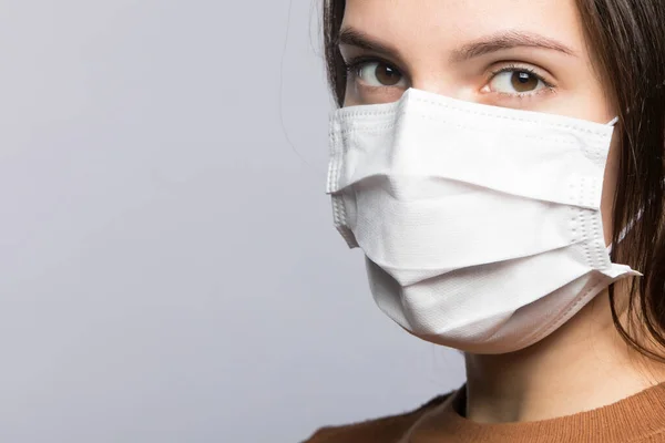 Állítsa meg a koronavírus fertőzést. A lány a maszkban.. — Stock Fotó