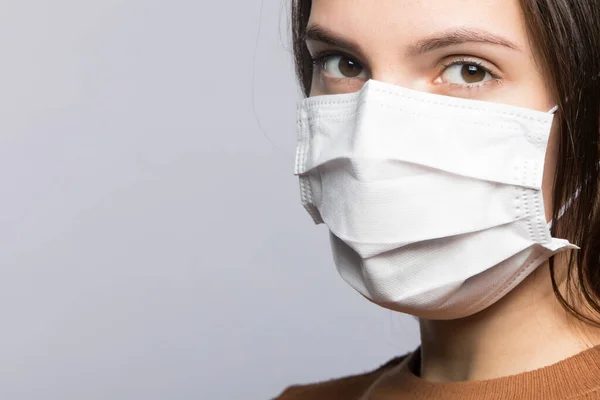 Stoppa infektion med coronavirus. Flickan i masken. — Stockfoto