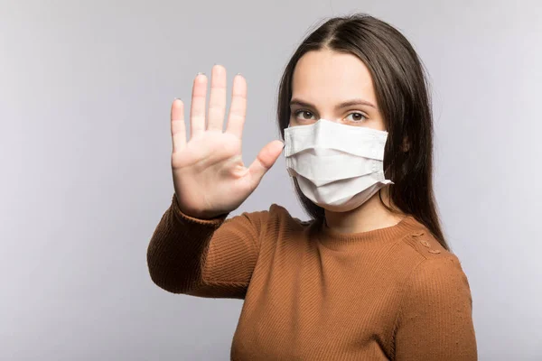 Stoppa infektion med coronavirus. Flickan i masken. — Stockfoto