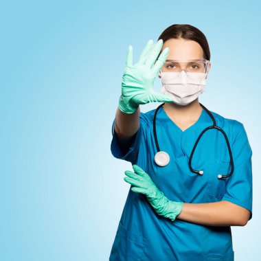 Steteskoplu maskeli Doktor Kadın..