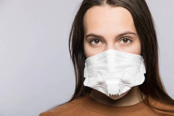 Stoppa infektion med coronavirus. Flickan i masken. — Stockfoto