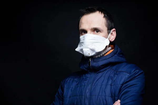 Muž v masce. Ochrana proti virům, infekcím. — Stock fotografie