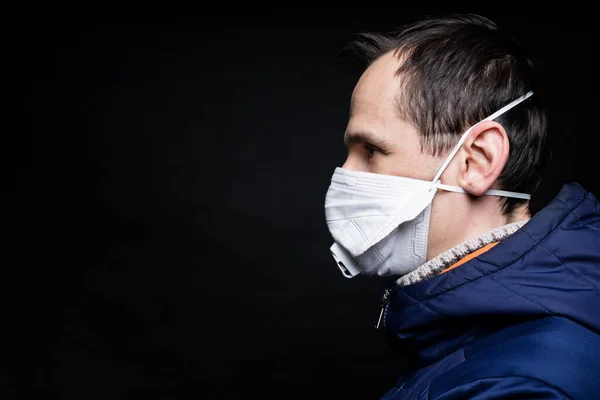 En maskerad man. Skydd mot virus, infektion. — Stockfoto