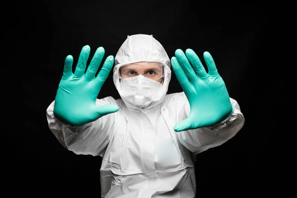 Ein Mann im Schutzanzug sagt, stoppt das Virus — Stockfoto