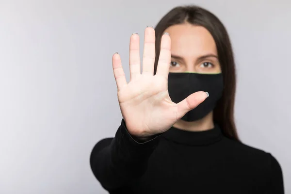 Stoppt die Coronavirus-Infektion. Das Mädchen in der Maske. — Stockfoto