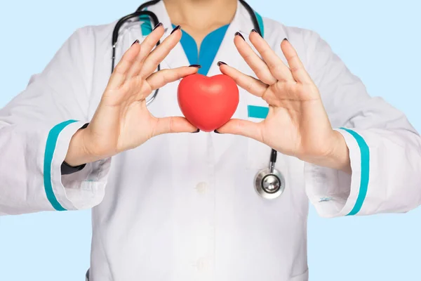 Женщина-доктор держит сердце в руке — стоковое фото