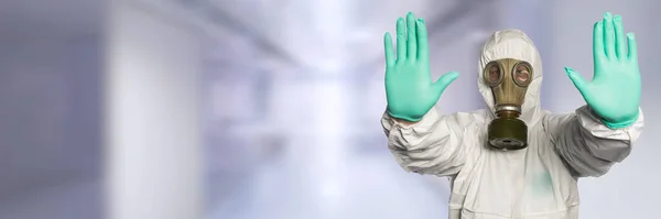 Doutor com corpo inteiro terno e máscara de gás mostrando sinal de parada com a mão  . — Fotografia de Stock