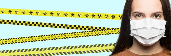 Dámská ochranná maska na žlutém pruhu nebezpečného pozadí — Stock fotografie