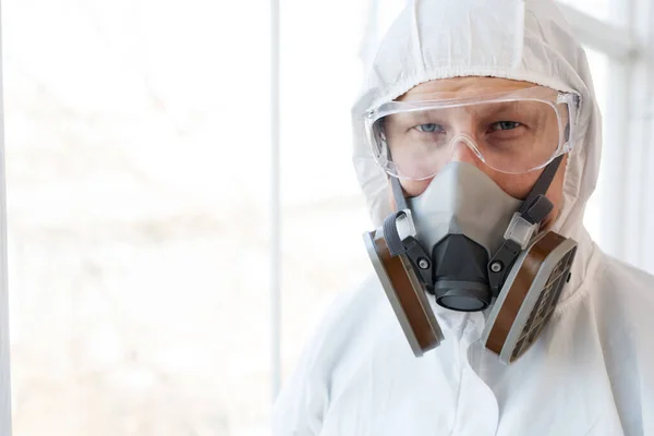 전신 슈트와 마스크를 착용 한 의사. 코로나 바이러스 또는 코로나 19 세계적 유행병. — 스톡 사진