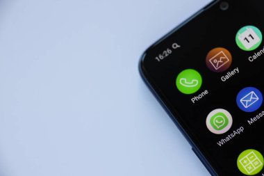 Minsk, Belarus -13 Nisan 2020. Akıllı telefondan WhatsApp simgesinin görüntüsü.