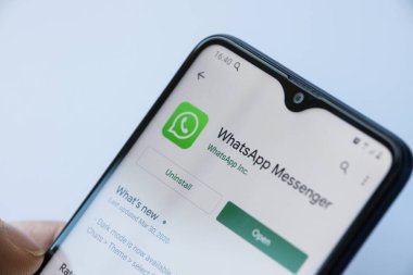 Minsk, Belarus -13 Nisan 2020. Akıllı telefondan WhatsApp simgesinin görüntüsü.