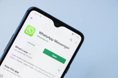 Minsk, Belarus -13 Nisan 2020. Akıllı telefondan WhatsApp simgesinin görüntüsü.
