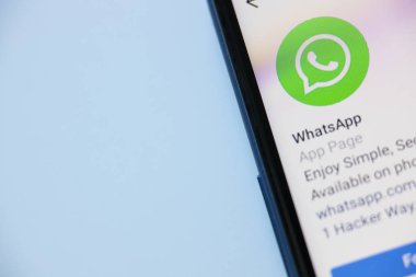 Minsk, Belarus -13 Nisan 2020. Akıllı telefondan WhatsApp simgesinin görüntüsü.
