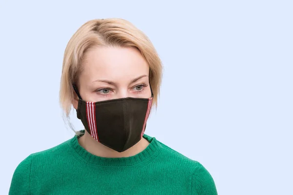 Женщина в маске ручной работы, чтобы защитить её от вируса Короны. Пандемия коронного вируса . — стоковое фото