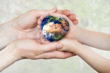 Ellerinde kalp şeklinde bir dünya.