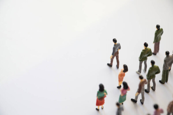 Игрушка, миниатюрные фигурки человека в костюмах
.