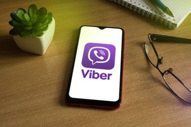 Minsk 12.05.2020. Üzerinde Viber resmi olan ahşap bir masada akıllı telefon..