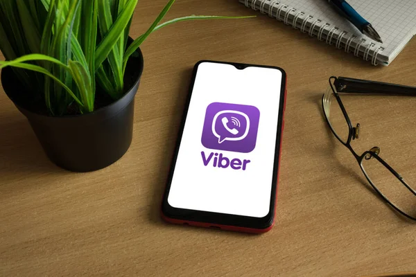 Minsk 12.05.2020. Smartphone em uma mesa de madeira com uma imagem de Viber . — Fotografia de Stock