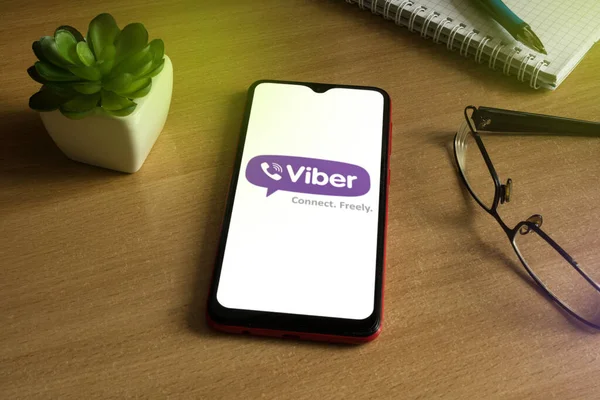 Minsk 12.05.2020. Smartphone em uma mesa de madeira com uma imagem de Viber . — Fotografia de Stock