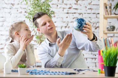 Baba ve kızı Dünya gezegeninin bir modelini yarattılar..