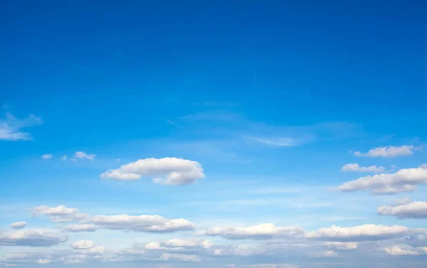 ท้องฟ้าสีฟ้าและเมฆ — ภาพถ่ายสต็อก
