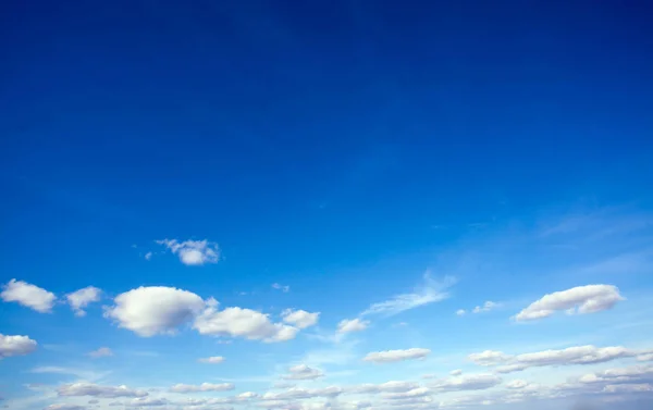 Céu azul e nuvens brancas — Fotografia de Stock