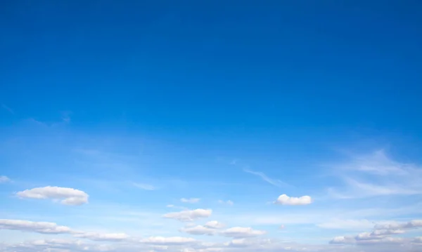 Blå himmel och vita moln — Stockfoto