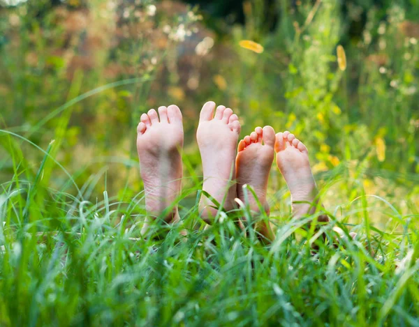 Ноги в траве — стоковое фото