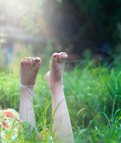 Füße im Gras — Stockfoto