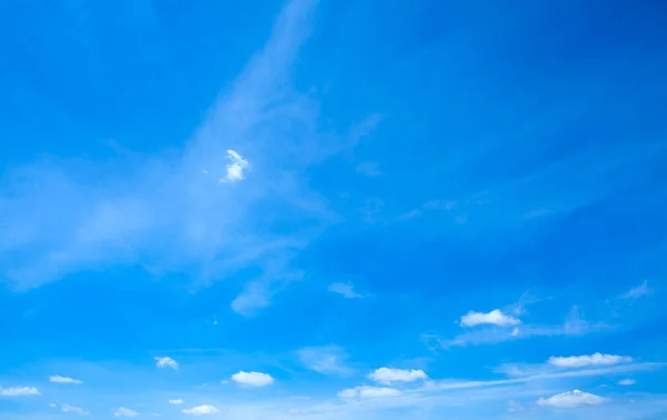 Cielo azul y nubes blancas — Foto de Stock