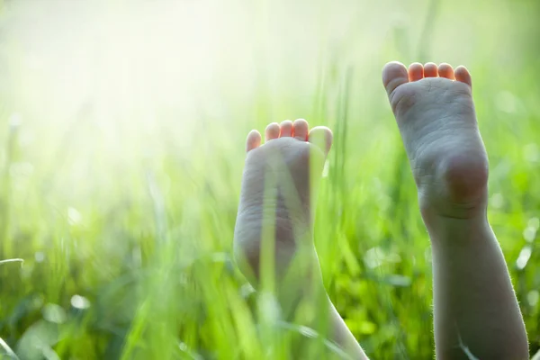 Ноги в траві — стокове фото