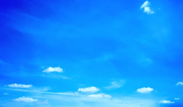 Céu e nuvens brancas — Fotografia de Stock