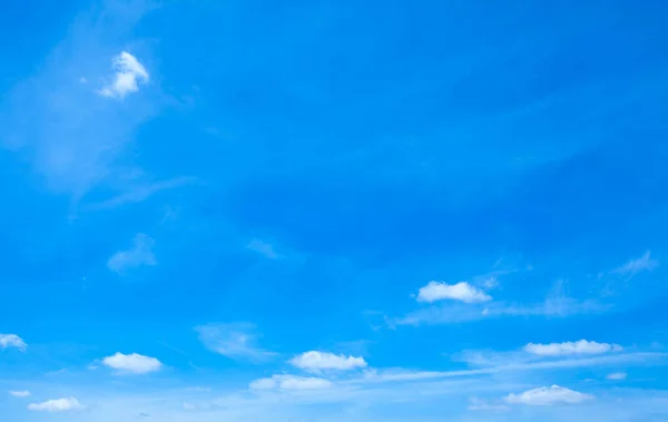 Cielo y nubes blancas — Foto de Stock