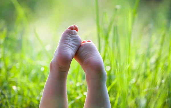 Kinder liegen auf Gras — Stockfoto